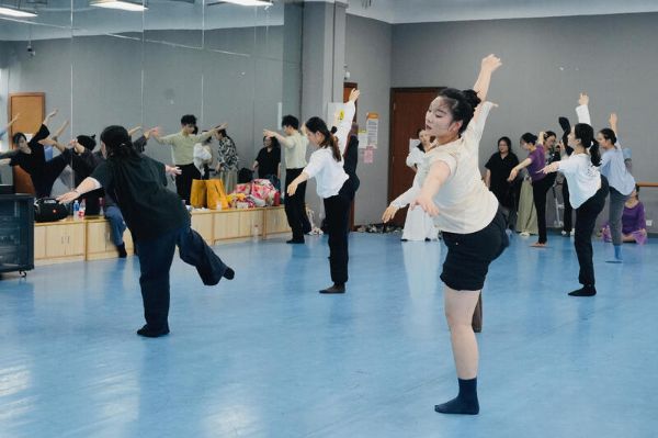 以艺术之光点亮生活！在光明，大师邀约：在汗水中破茧成蝶，舞动灵魂自由