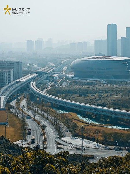 张超《城市飞船》