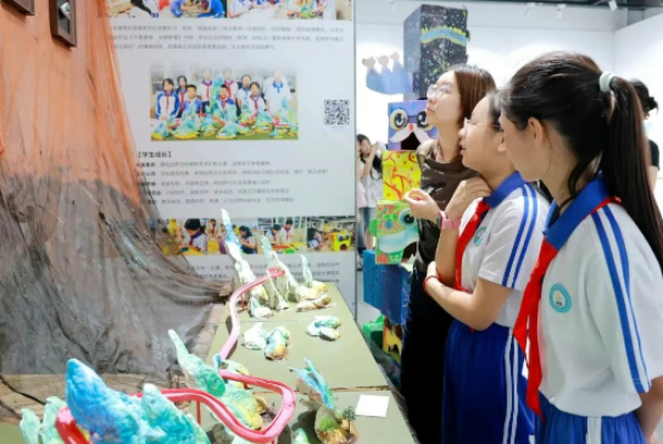 来看艺术展啦！件件皆是惊喜，学生们的创意超出想象